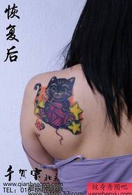 mabega mazuri ya kupendeza na muundo mzuri wa tattoo ya paka
