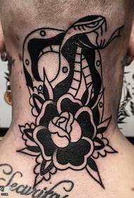 patrón de tatuaxe con tótem de serpe no pescozo