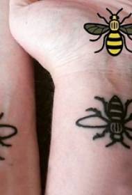 par zapešća na crnim geometrijskim linijama male životinjske pčele koje odgovaraju slikama tetovaža