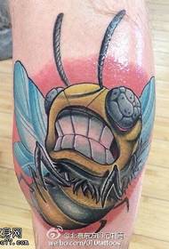 Bee avyon de gè Tattoo Modèl sou estati ti towo bèf la