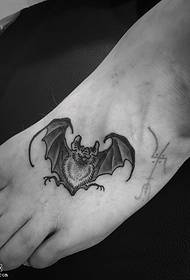 bat tattoo tauira i runga i te kopiona