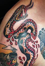 U mudellu di tatuaggi di u tatuatu di serpente pittatu nantu à a spalla