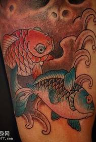 due piccoli disegni di tatuaggi di pesci rossi sulle gambe