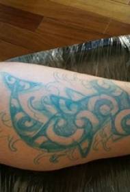 Fiúk borjú kék geometriai absztrakt vonalak kisállat kalapácsfejű cápa tetoválás kép