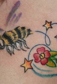 flor de color con un patrón de tatuaje de abeja