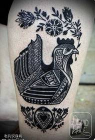 modello di tatuaggio gallo bianco e nero gamba