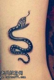 perna patrón de tatuaxe de serpe negra
