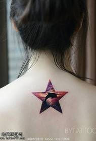 I-tattoo kaDolphin Pentagram ngasemva