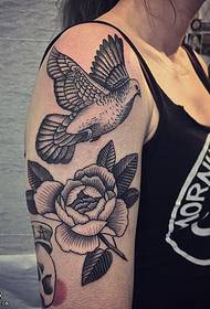 modèle de tatouage de fleur de colombe d'épaule