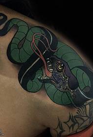 肩部的青蛇纹身图案