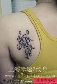 Gadis itu kembali pola totem rubah tato bagus