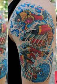 手臂流行精美的欧美彩色蛇纹身图案