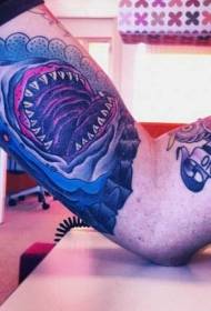 Қару-жарақпен безендірілген акула татуировкасы