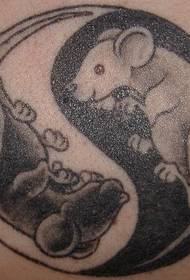 黑白八卦老鼠纹身图片