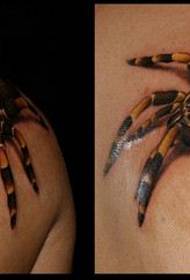 modeli i tatuazhit të merimangave me ngjyrën e shpatullave