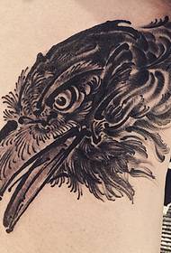 disegno del tatuaggio del corvo in vita laterale