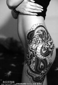 Bel modello di tatuaggio in pitone natiche