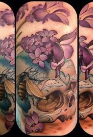 vakker fargeskalle kombinert med tatoveringsmønster med blomster og bier