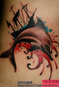um padrão de tatuagem de golfinho de cintura