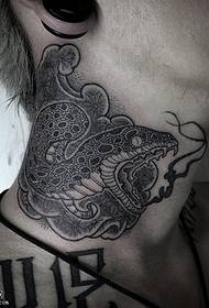 Slang tattoo patroon op die nek