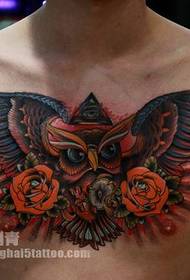 um padrão de tatuagem de rosa de coruja no peito