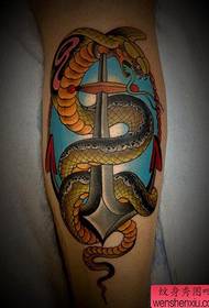 kojų populiarus klasikinis inkaro ir gyvatės tatuiruotės modelis