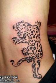 腰部霸气的图腾豹子纹身图案