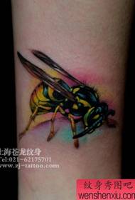un modello di tatuaggio ape colorato di bell'aspetto