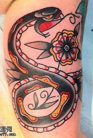 脚のヘビの花のタトゥーパターン