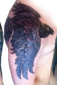 un fantastico disegno del tatuaggio del corvo sopra la spalla