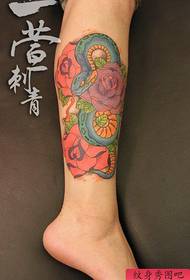 këmbë Modeli i tatuazheve të gjarprit me ngjyra të bukura dhe të trëndafilave