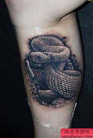 komea jalka kalkkarokäärme tatuointi malli