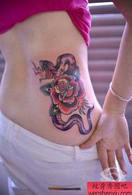 Популарни дечки змија и ружа тетоважа струка девојке струка