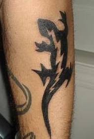 Lagarto tribal negro con patrón de tatuaxe lóstrego