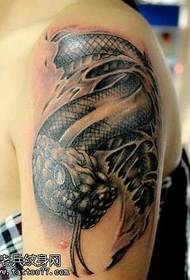 Padrão de tatuagem de cobra de braço