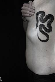 gjoksi mbuloi një model tatuazhesh gjarpri