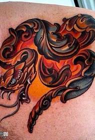 skulder ild slange tatovering mønster