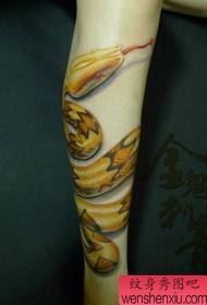 noga zlatni python uzorak tetovaža