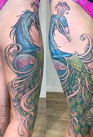 Thigh peacock tattoo tus qauv xim txawv