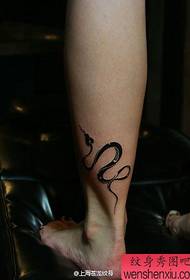 perna de nena patrón de tatuaxe de serpe totem agradable