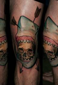 Нова традиційна кольорова акула коліна з малюнком татуювання зі стрілкою