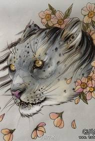 Manoscritto di tatuaggio alla moda testa di leopardo bello