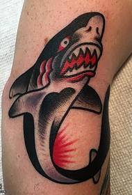 Wzór tatuażu rekina na nodze