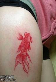 petita forma de tatuatge de peix daurat de la cama