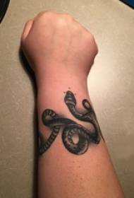 con trai cánh tay trên chích màu đen dòng trừu tượng động vật hình xăm con rắn nhỏ