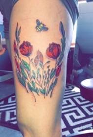 大腿上的女孩畫簡單的線條植物花朵和蜜蜂紋身圖片