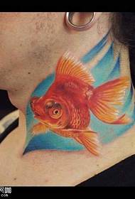 patró de tatuatge de peix daurat al coll