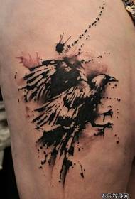 一款潮流经典的水墨风格的乌鸦纹身图案