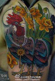 肩部的大公鸡纹身图案
