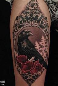 modello del tatuaggio del corvo della gamba